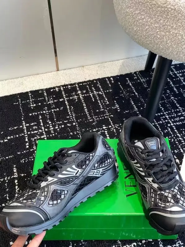 👟👟Ex-factory price 600👟👟 Top version (couples style) Bottega Veneta 23ss autumn and winter show style BV Orbit sneakers Wang Yibo same style couple style casual shoes dad shoes! Runner sneakers! Original purchase and development! Made of original lightweight technical mesh fabric, the same as the original version! The process is complicated! Paired with a rubber outsole designed with a geometric pattern, the high version of the Wang Zha series is actually much taller, but the legs still look slim. Very nice. Durable and durable to play with, standard and version-matching shoe packaging technology, look for high-end versions. The original outsole is exclusively molded, and the color-blocked TPU outsole is used. The material and weight are the same as the original! Size: #Female 35-41 (40 and 41 customized sizes are non-refundable) Male 39-45 (45 size customized are non-returnable and exchangeable)
